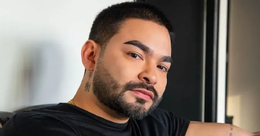 A situação, embora incomum, não impediu que o famoso de atender ao pedido do fã.