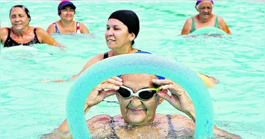 A hidroginástica é uma das atividades físicas indicadas aos idosos