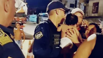 Após salvamento, Guarda Municipal Dirson entrega criança para a mãe