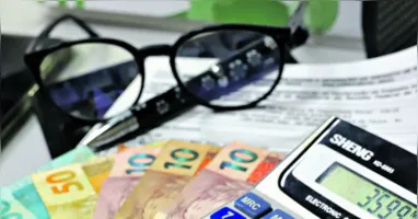 O valor é depositado em parcela única, mas o valor é descontado pelas cobranças de juros sobre o montante