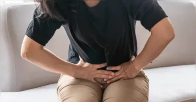 Pedra nos rins: dor intensa na região lombar, muitas vezes irradiando para o abdômen e a virilha, é um dos sintomas mais comuns.