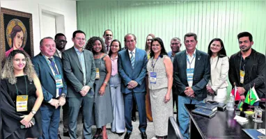 Jader Barbalho recebeu comitiva de prefeitos no seu gabinete.