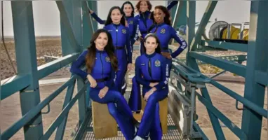 Na primeira fila, sentadas, a partir da esquerda: Lauren Sanchez e Kerianne Flynn e em pé atrás, da esquerda para a direita: Amanda Nguyen, Katy Perry, Gayle King e Aisha Bowe no oeste do Texas.