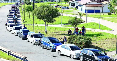 Desde a noite da última sexta-feira (30), uma fila quilométrica de carros se formou até o posto para garantir o desconto.