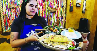 O menu é composto por entrada, prato principal e sobremesa no valor de R$ 79,90.