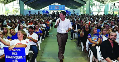 O governador Helder Barbalho conversa com os educadores durante o anúncio dos investimentos para melhorar ainda mais a educação