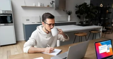 As vagas listadas estão disponíveis em plataformas de recrutamento remoto e nos sites oficiais das empresas contratantes.