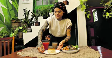 Petra Marrom, 31, sempre atuou com o veganismo e começou a empreender em 2018 com delivery