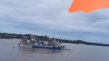 Com pelo menos 60 pessoas a bordo, o acidente gerou uma intensa mobilização para resgatar as vítimas e prestar os primeiros socorros.