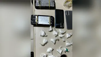 Após ordem de parada e abordagem, os agentes encontraram 12 invólucros de uma substância que se assemelha à cocaína escondidos.