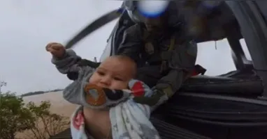 Bebê de cinco meses foi salvo por helicóptero no telhado de casa alagada no Rio Grande do Sul, em maio de 2025.