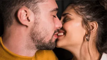 O beijo pode indicar o "felizes para sempre" ou a ruina de um grande amor.