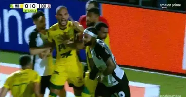 Cavadinha de Memphis Depay gerou confunsão com os jogadores do Mirassol.