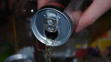 Descubra os riscos à saúde do consumo diário de energéticos e quem deve evitá-los