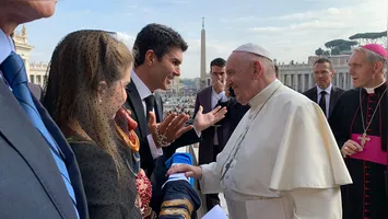Helder se encontrou com o Papa em 2019, quando o presenteou com camisas do Remo e Paysandu