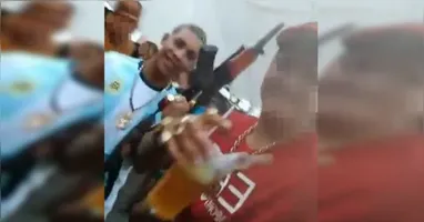MC Poze aparece com arma ao lado de traficante do CV.