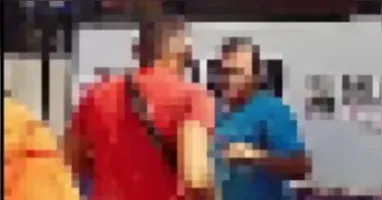 A briga entre os dois fez o trânsito ficar parado por alguns minutos.
