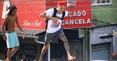 Oruam sobe em ônibus e causa confusão em frente a Bangu 3.