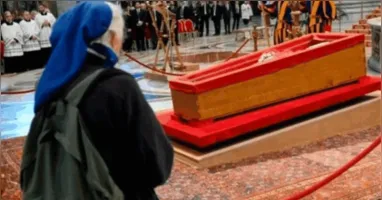 Instante em que a freira, amiga próxima do papa, se aproxima do caixão.