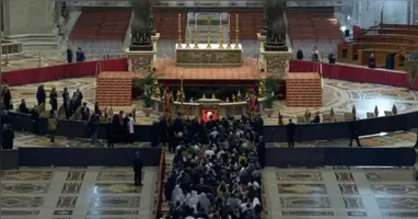 Fila para prestar última homenagem ao papa Francisco pode chegar a 8h de espera.