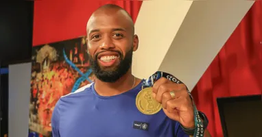 Nos estúdios da RBATV, Reynaldo exibe a medalha de campeão do Parazão 2025, conquistada pelo Clube do Remo no último domingo (11).