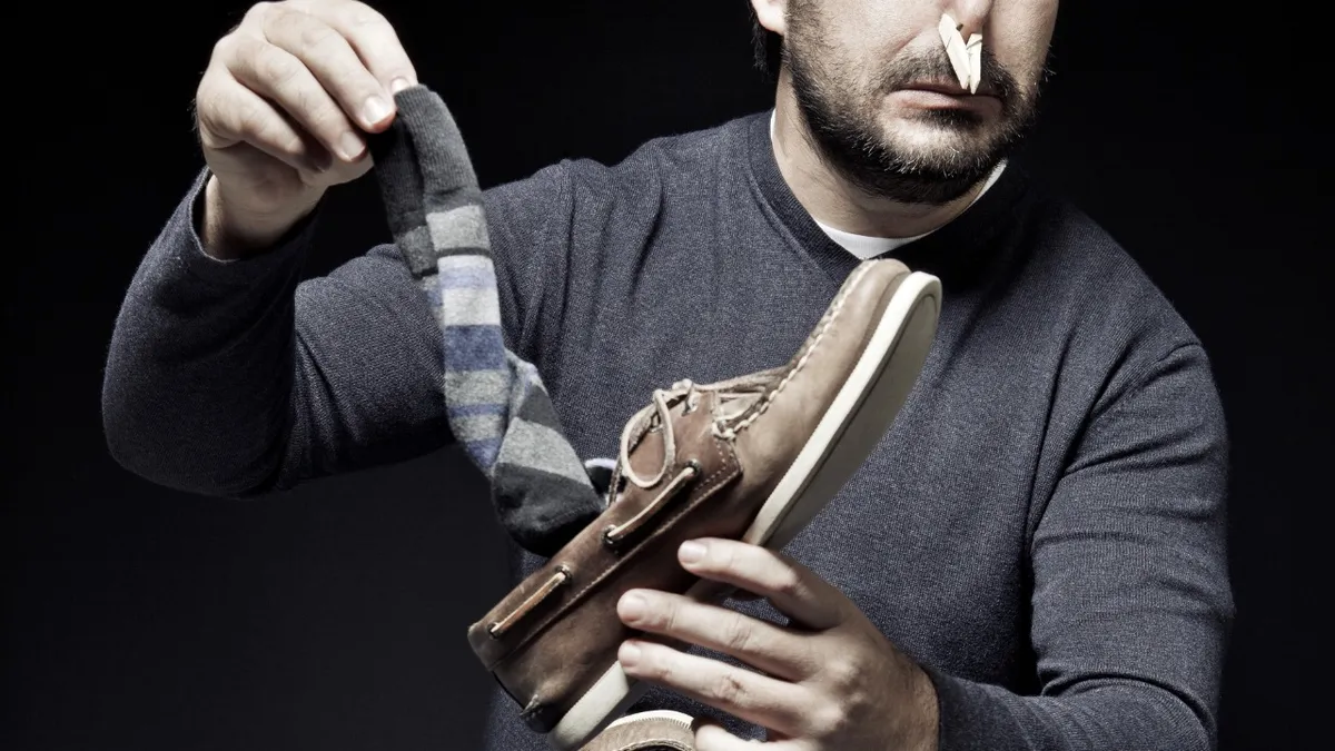 Imagem ilustrativa da notícia Homem cheira as próprias meias e acaba no hospital 