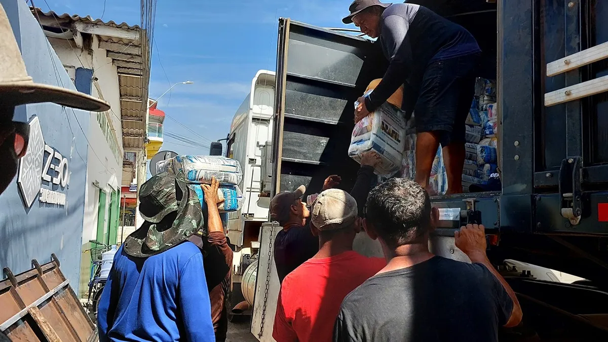 Imagem ilustrativa da notícia Pescadores afetados pela cheia recebem cestas básicas