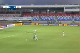 Goleiro estava abaixado ajeitando a caneleira