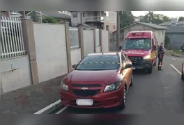 A criança ficou trancada no veículo por cerca de dez horas.