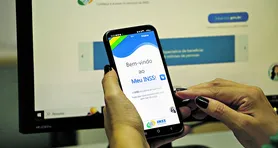 Canais oficiais do INSS pelos quais os beneficiários devem checar as informações e fazer contato são o portal Meu INSS e o disque 135