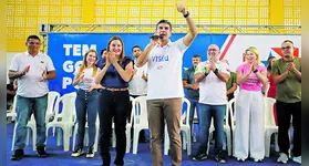 Governador Helder Barbalho e a vice-governadora Hana Ghassan durante entrega de títulos em Viseu