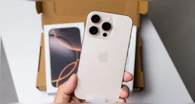 Modelo iPhone 16 em destaque