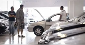 O golpe começa com a sabotagem do veículo ao acessar o cofre do motor