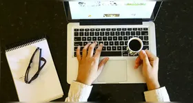 Parceria com instituições como Harvard, London School e Universidade de Roma impulsiona educação acessível a todos os brasileiros