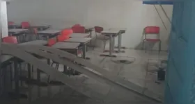 Salas de aula estão com estruturas quebradas e cheias de goteiras