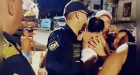 Após salvamento, Guarda Municipal Dirson entrega criança para a mãe