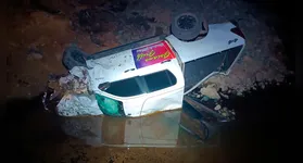 O veículo conduzido pela vítima estava tombado dentro de um buraco, que está aberto para obras.