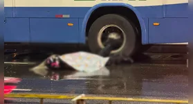 Motociclistas foi atingido por ônibus após cair na pista escorregadia