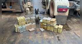 Ísis junto a droga encontrada por ela