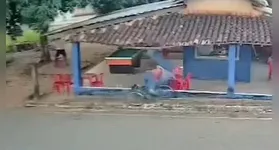 Colisão ainda abalou estrutura do telhado do estabelecimento