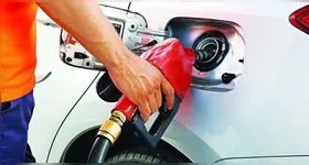 Abastecer demais pode aumentar o consumo de combustível, já que um tanque cheio deixa o carro mais pesado.