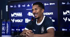 O atacante Matheus Davó é apresentado no Baenão.