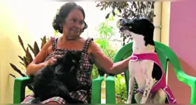 Maria do Rosário com a cachorrinha Fione a o gato Balotelli.