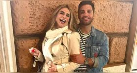 Aos 55, influenciadora revive o auge da vida com namorado de 35 anos
