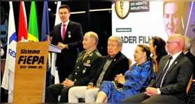 Jader Filho recebeu a homenagem ao lado da família, e contou com a presença ainda de amigos, políticos e empresários do Estado