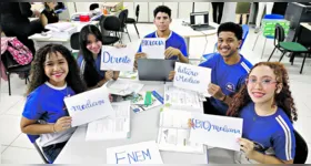 Estudantes da escola Albanízia mostram os cursos que querem seguir na universidade