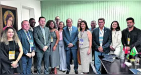 Jader Barbalho recebeu comitiva de prefeitos no seu gabinete.