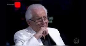 Carlos Alberto de Nóbrega se emociona ao ser homenageado no quadro Linha do Tempo, do Domingão com Huck.