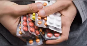 A luta pela liberação da venda de medicamentos em supermercados no Brasil é destaque na coluna Mauro Bonna.