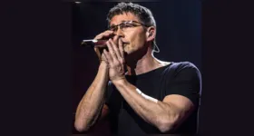 Morten Harket durante show: vocalista do A-ha enfrenta diagnóstico de Parkinson.